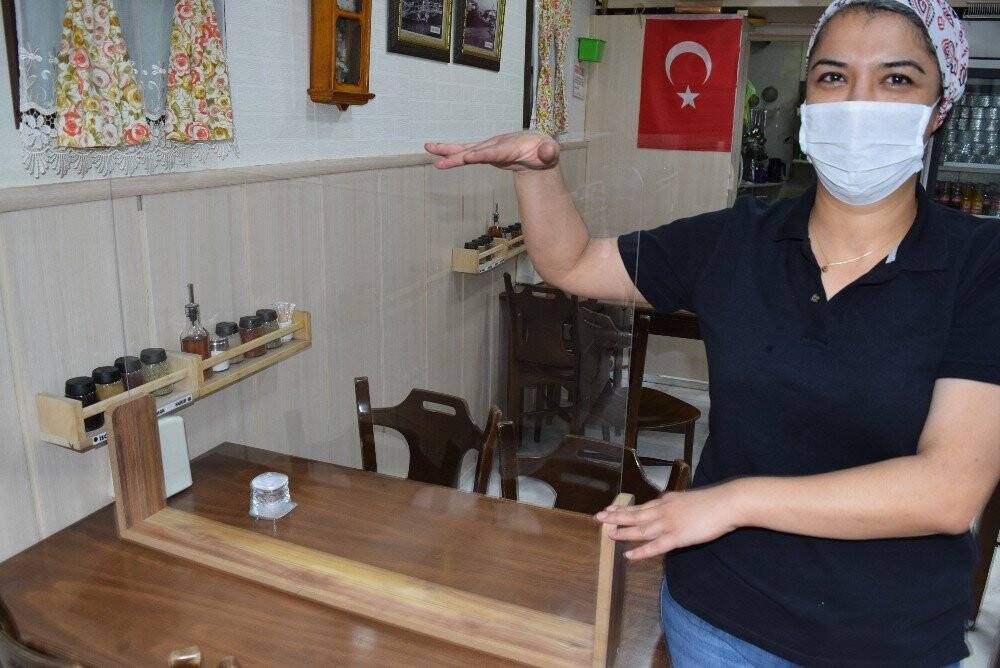 İzmir’deki lokantada ilginç korona önlemi