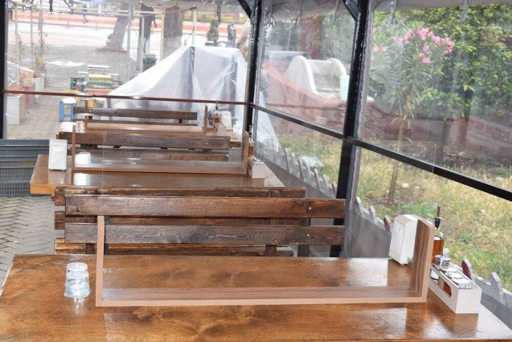 İzmir’deki lokantada ilginç korona önlemi