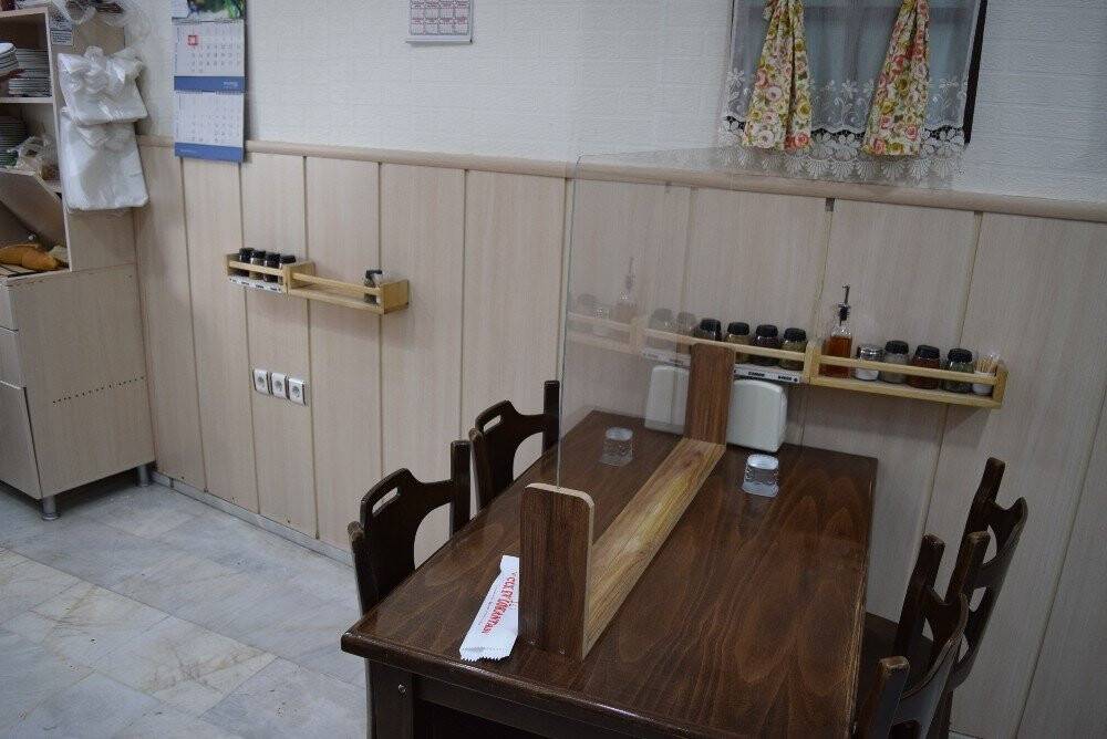 İzmir’deki lokantada ilginç korona önlemi