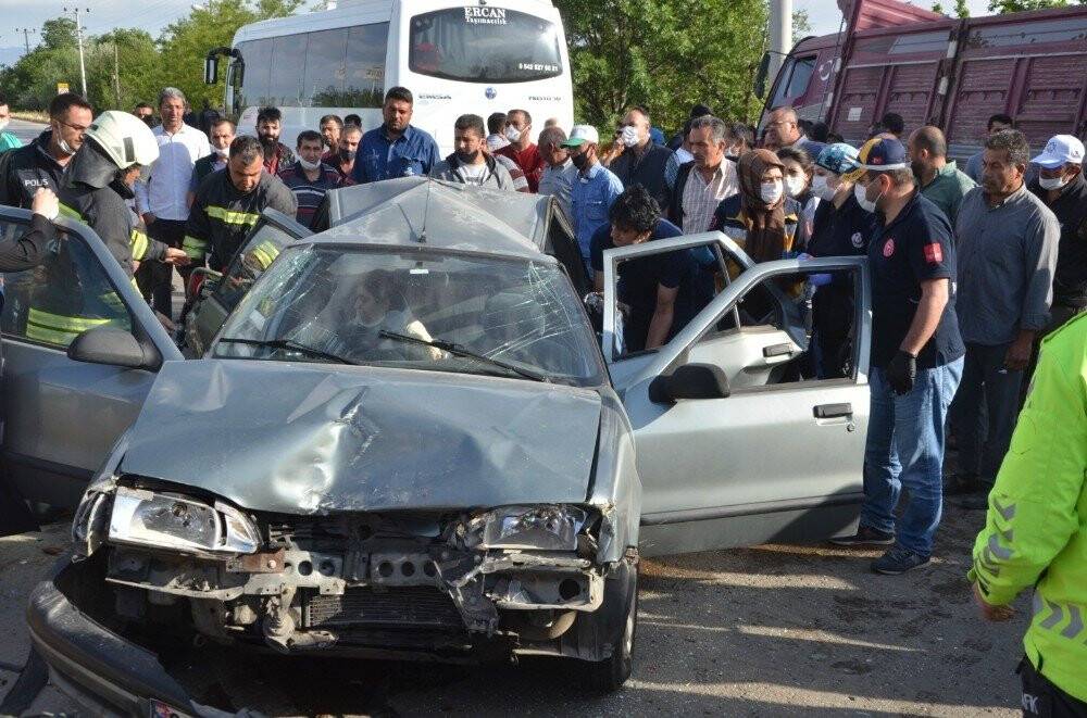 Köpeği ezmemek için  iki araca çarptı: 4 yaralı