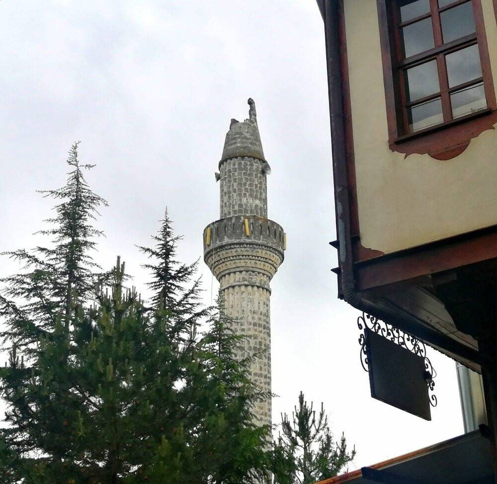 Düşen yıldırım caminin  minaresini yıktı