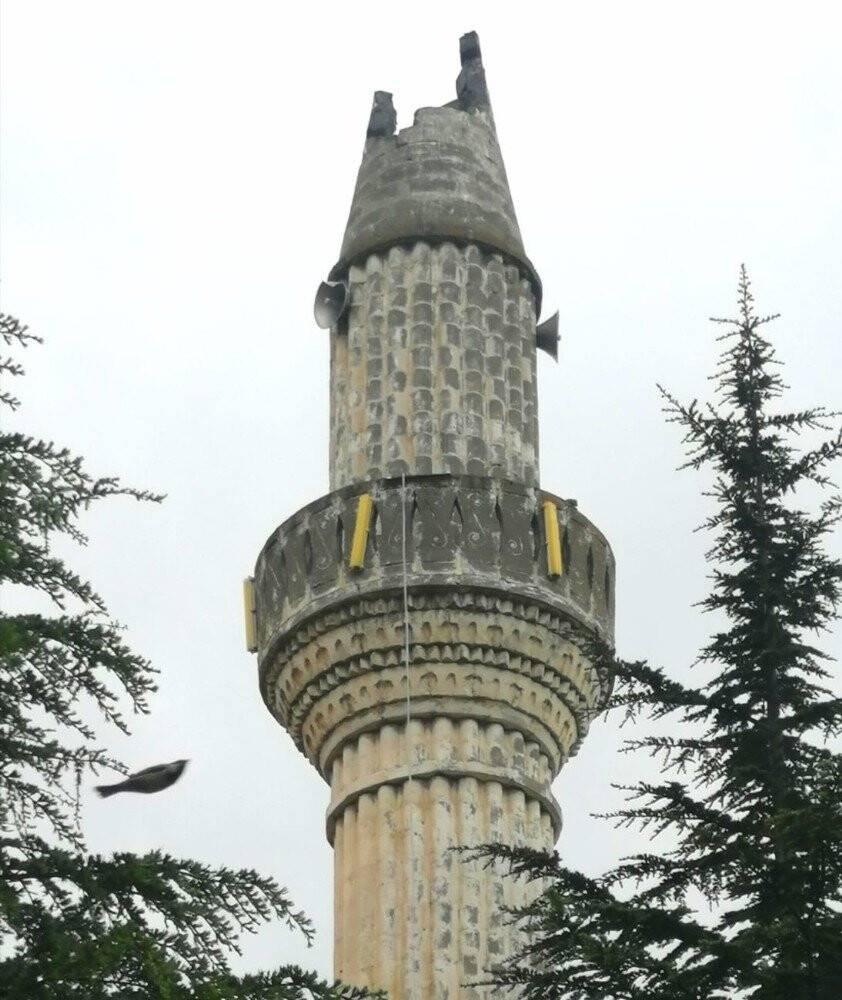 Düşen yıldırım caminin  minaresini yıktı