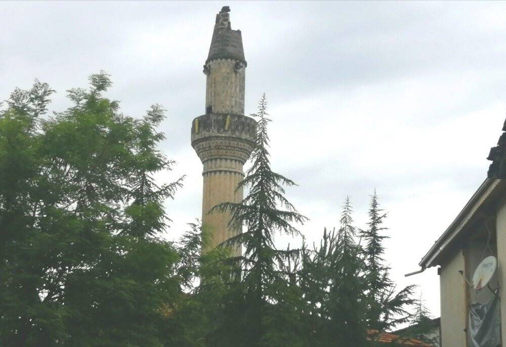 Düşen yıldırım caminin  minaresini yıktı