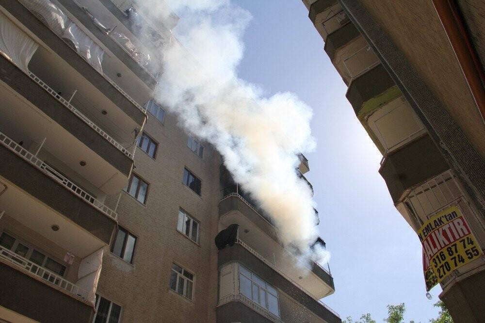 Ev kül oldu, apartman tahliye edildi