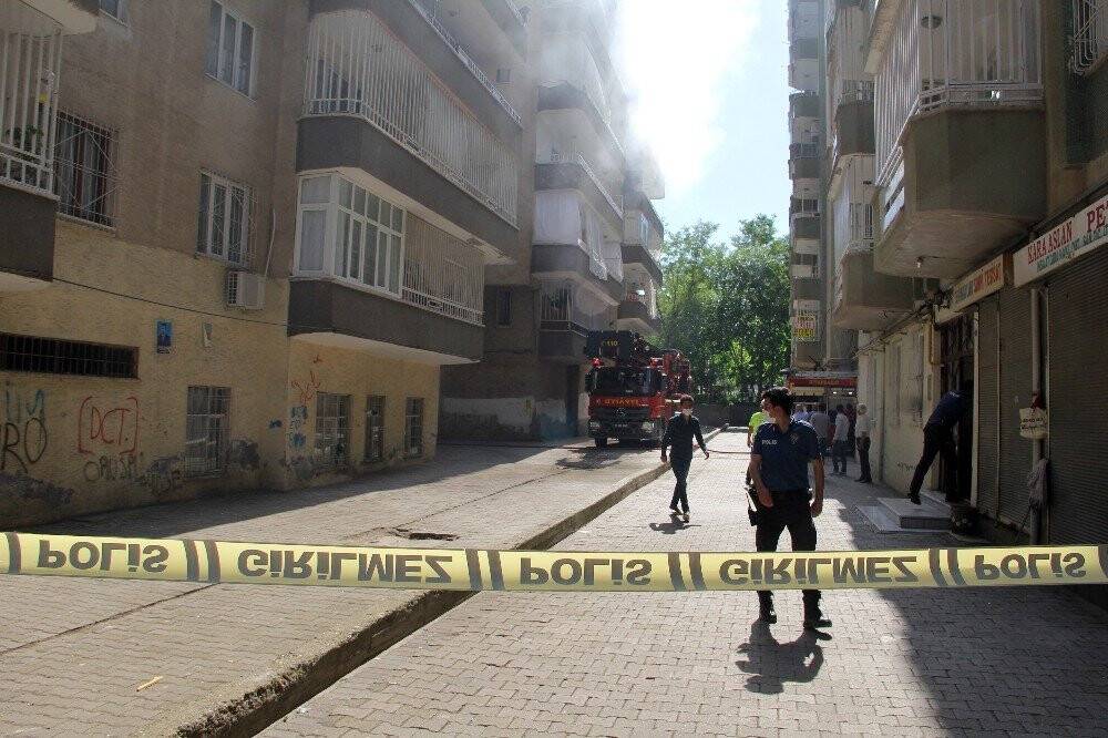 Ev kül oldu, apartman tahliye edildi