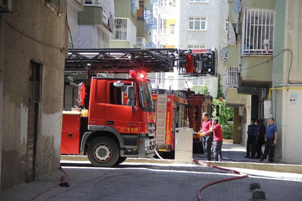 Ev kül oldu, apartman tahliye edildi