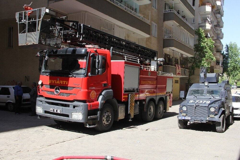 Ev kül oldu, apartman tahliye edildi