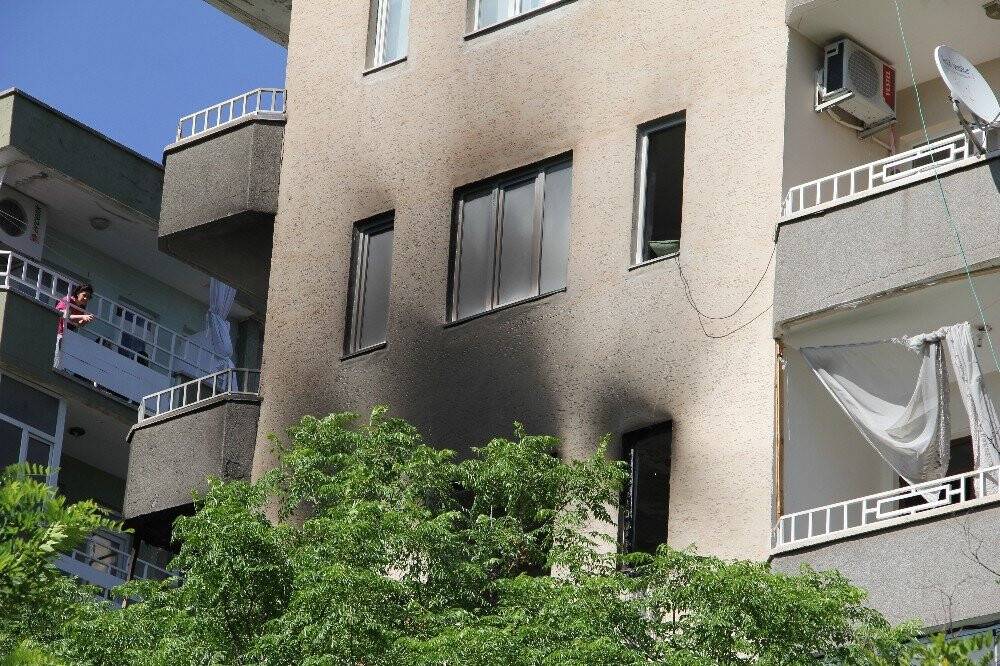 Ev kül oldu, apartman tahliye edildi