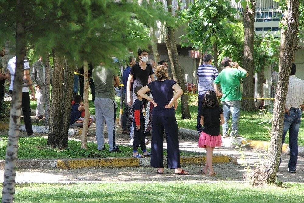 Ev kül oldu, apartman tahliye edildi