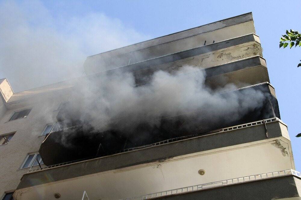 Ev kül oldu, apartman tahliye edildi