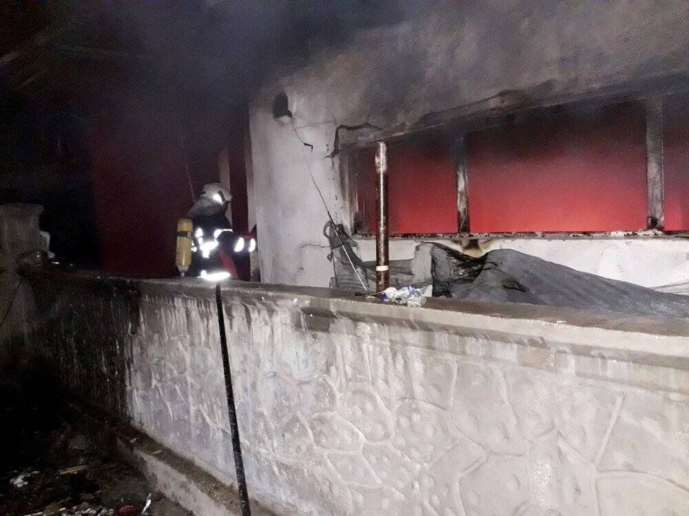 Evini ateşe verip, kendini içeriye kilitledi