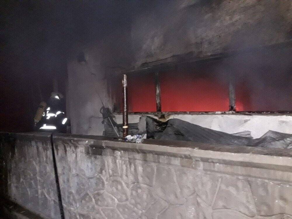 Evini ateşe verip, kendini içeriye kilitledi