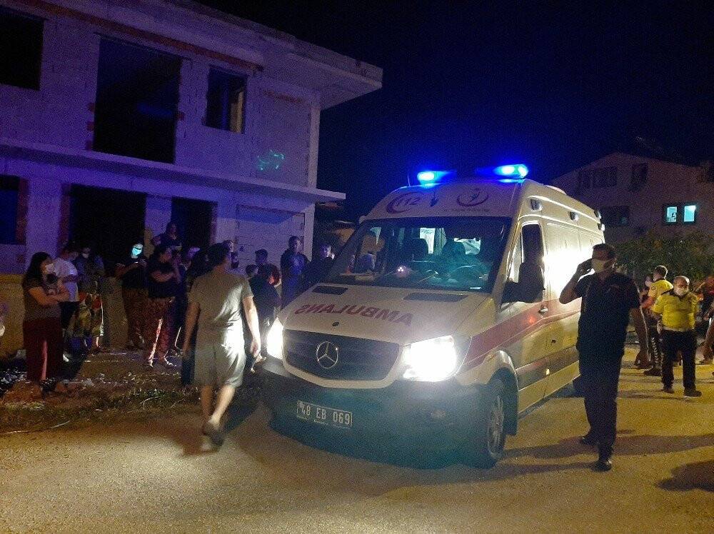 Evini ateşe verip, kendini içeriye kilitledi