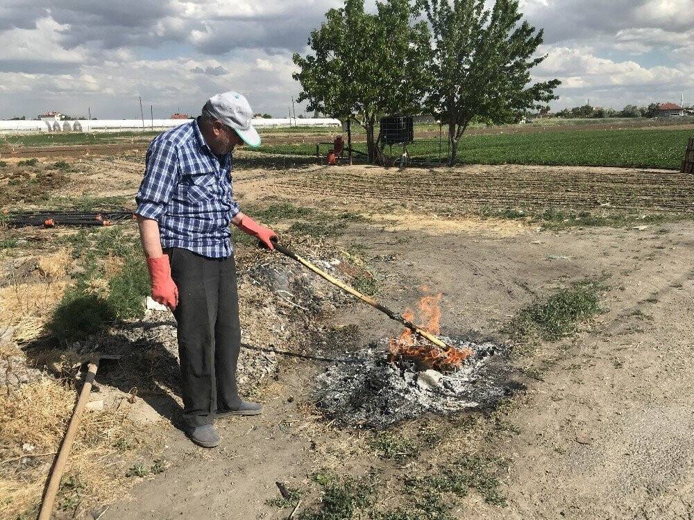 Konya’da 65 yaş üzeri vatandaşlar bahçelerinde