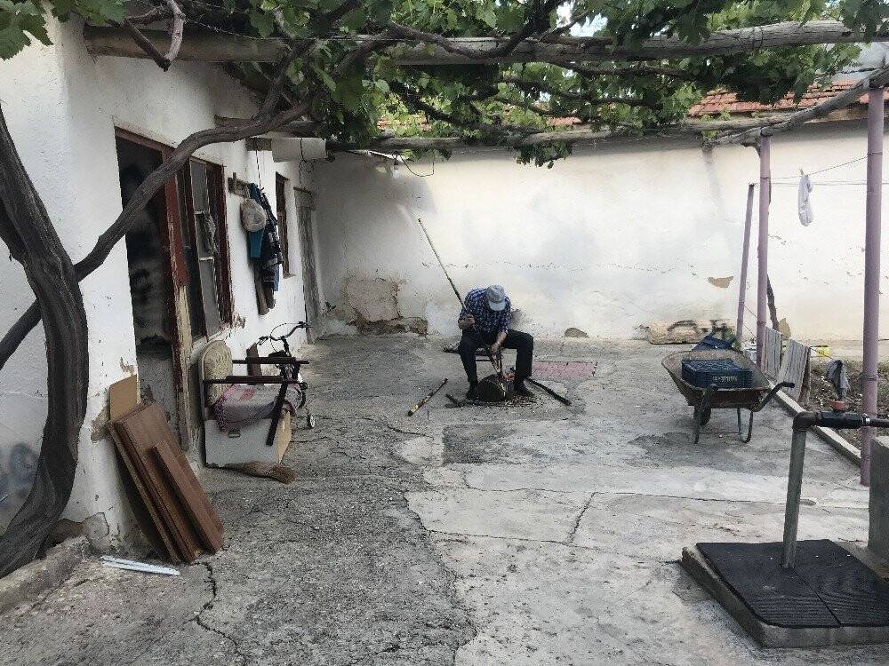 Konya’da 65 yaş üzeri vatandaşlar bahçelerinde