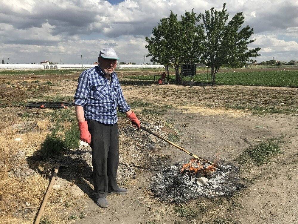 Konya’da 65 yaş üzeri vatandaşlar bahçelerinde