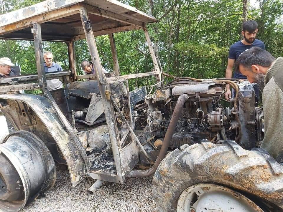 Seyir halindeki traktör alev aldı