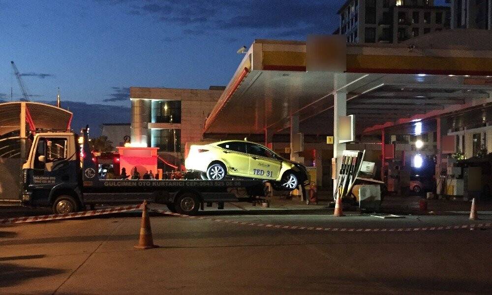 Taksi benzin istasyonuna daldı
