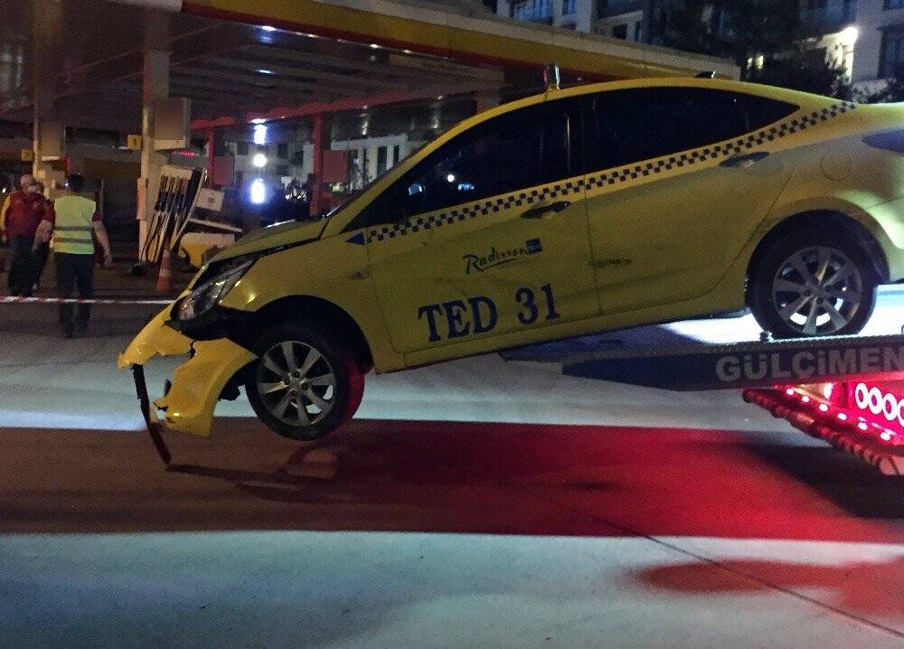 Taksi benzin istasyonuna daldı