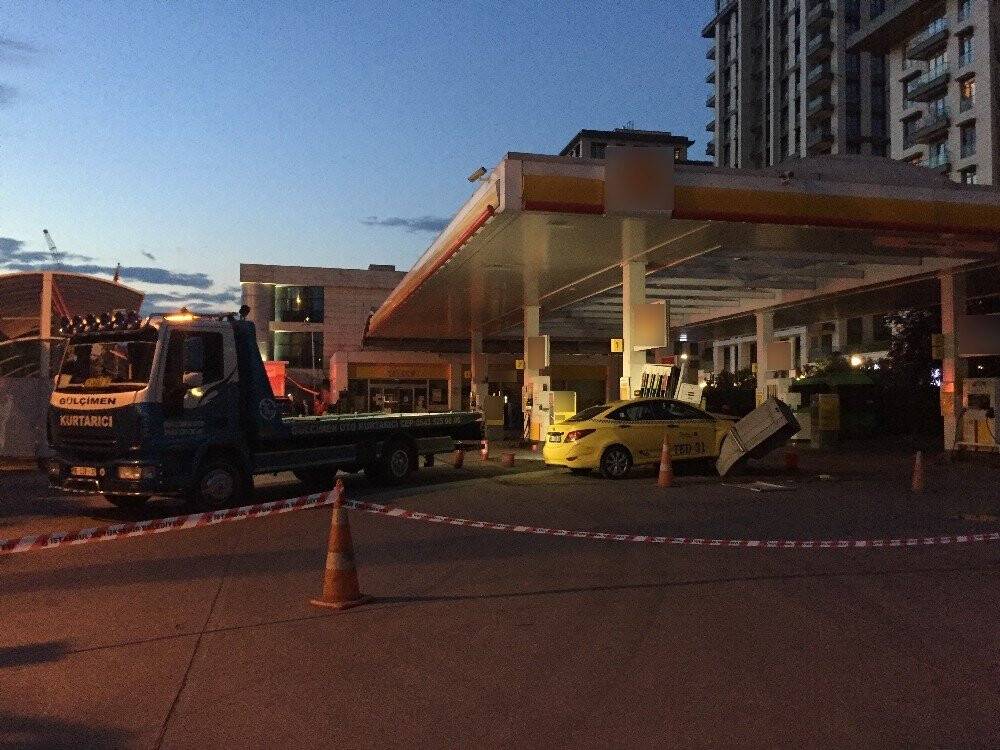 Taksi benzin istasyonuna daldı