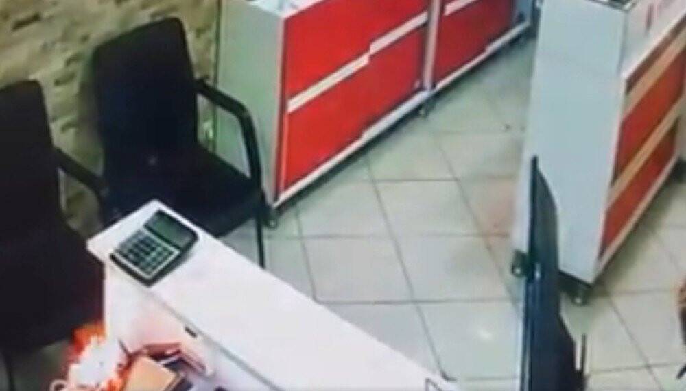 Telefonunun bataryası bomba gibi patladı