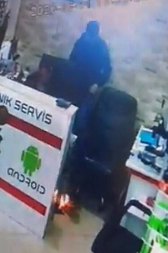 Telefonunun bataryası bomba gibi patladı