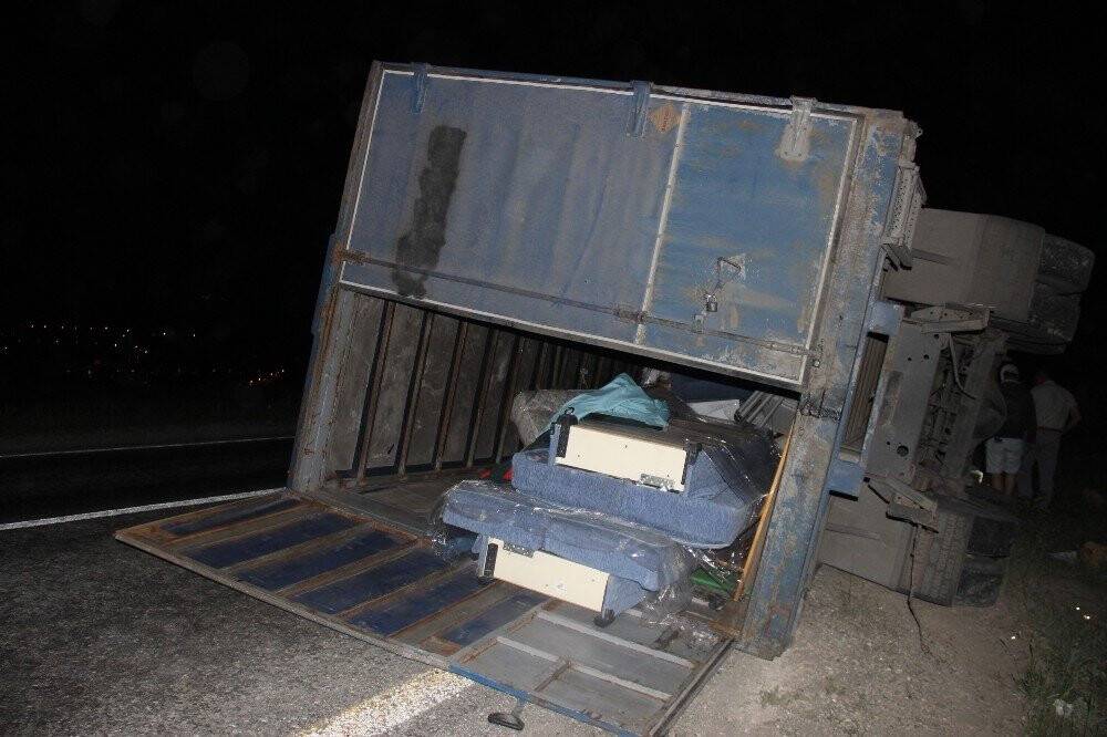 Virajı alamayan tır devrildi
