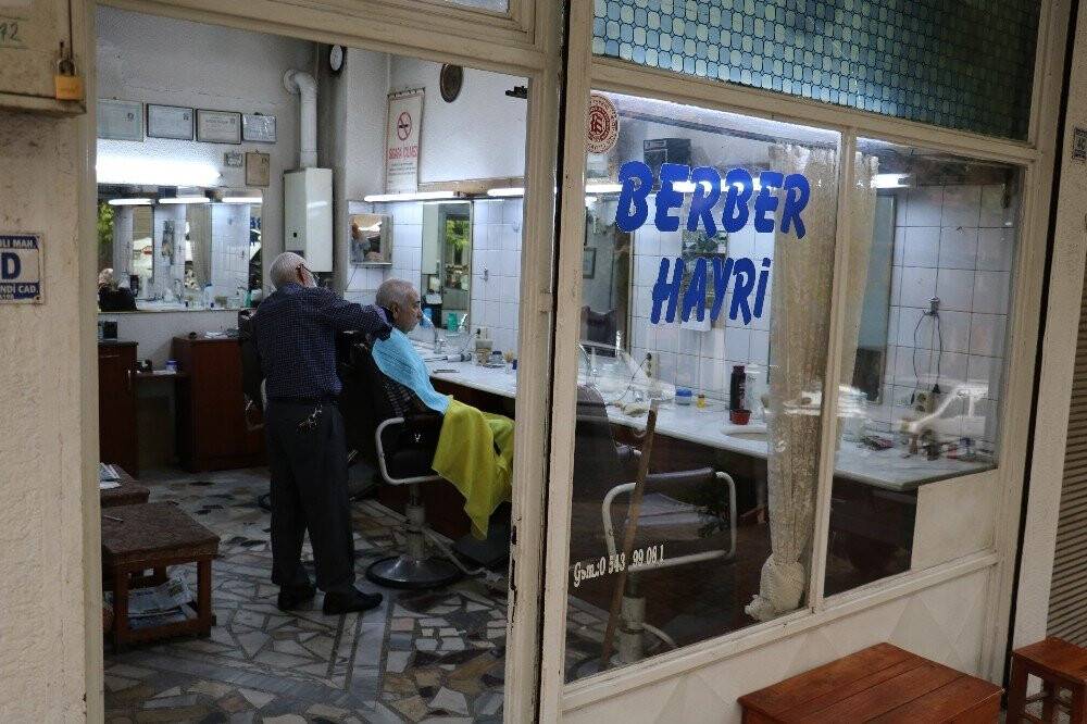 Yarım asırlık berber müşterilerine kavuştu