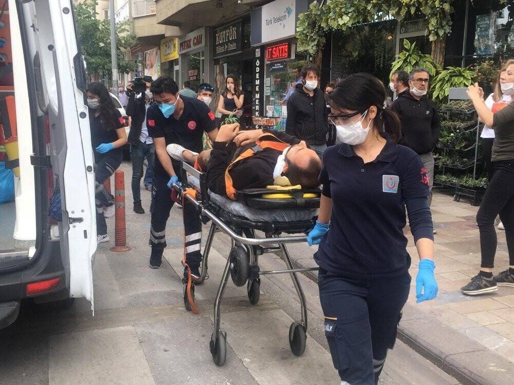 Kamyonetin gence çarptığı anlar kamerada