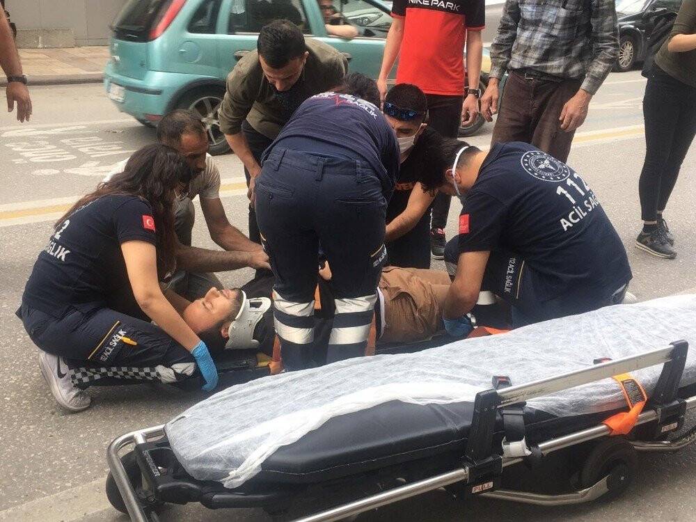 Kamyonetin gence çarptığı anlar kamerada