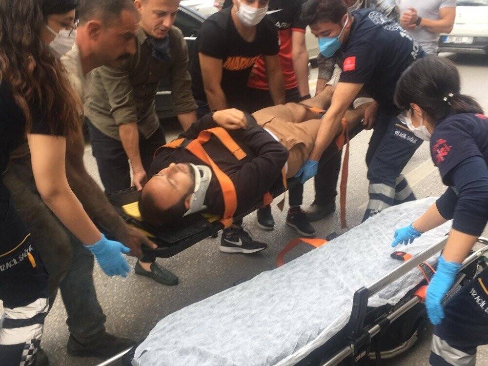 Kamyonetin gence çarptığı anlar kamerada