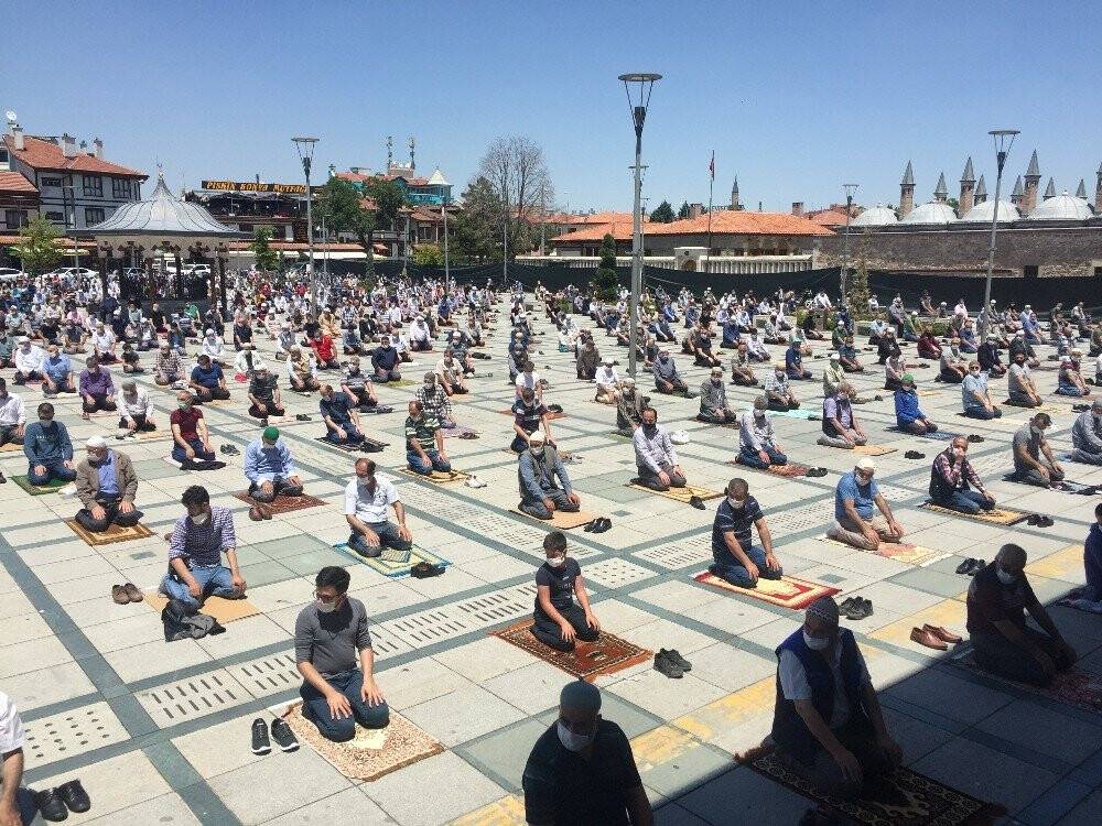 Konya’da sosyal mesafeli ikinci cuma namazı kılındı