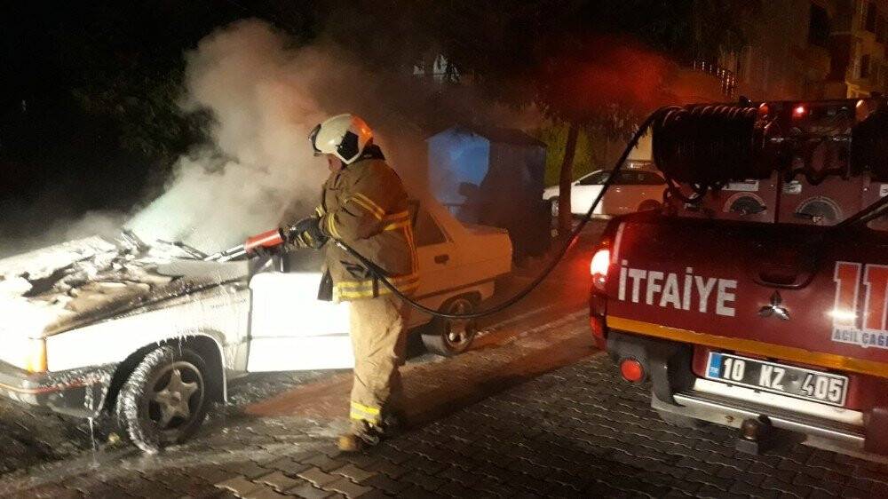 Çalışır vaziyette bıraktığı otomobil alev aldı