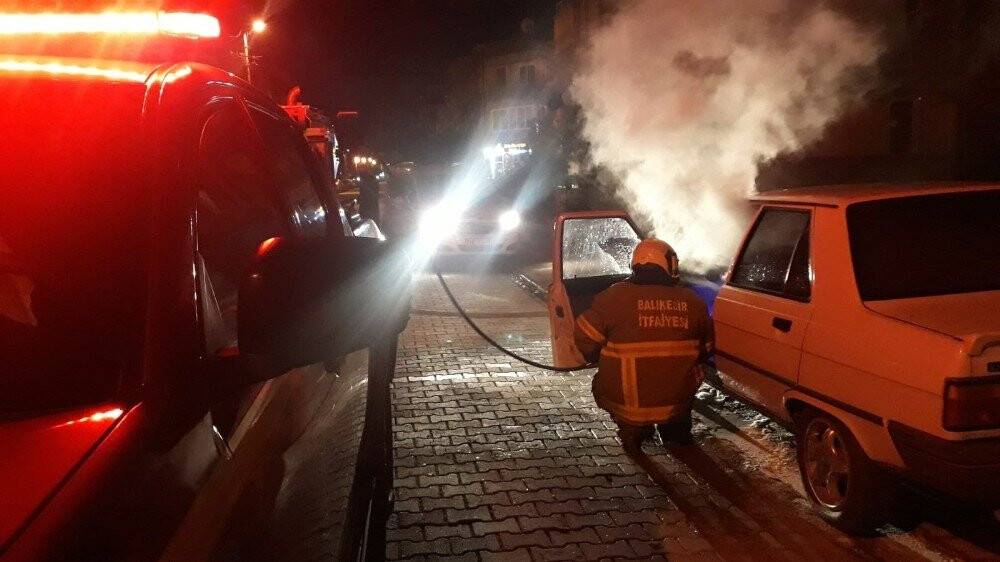 Çalışır vaziyette bıraktığı otomobil alev aldı
