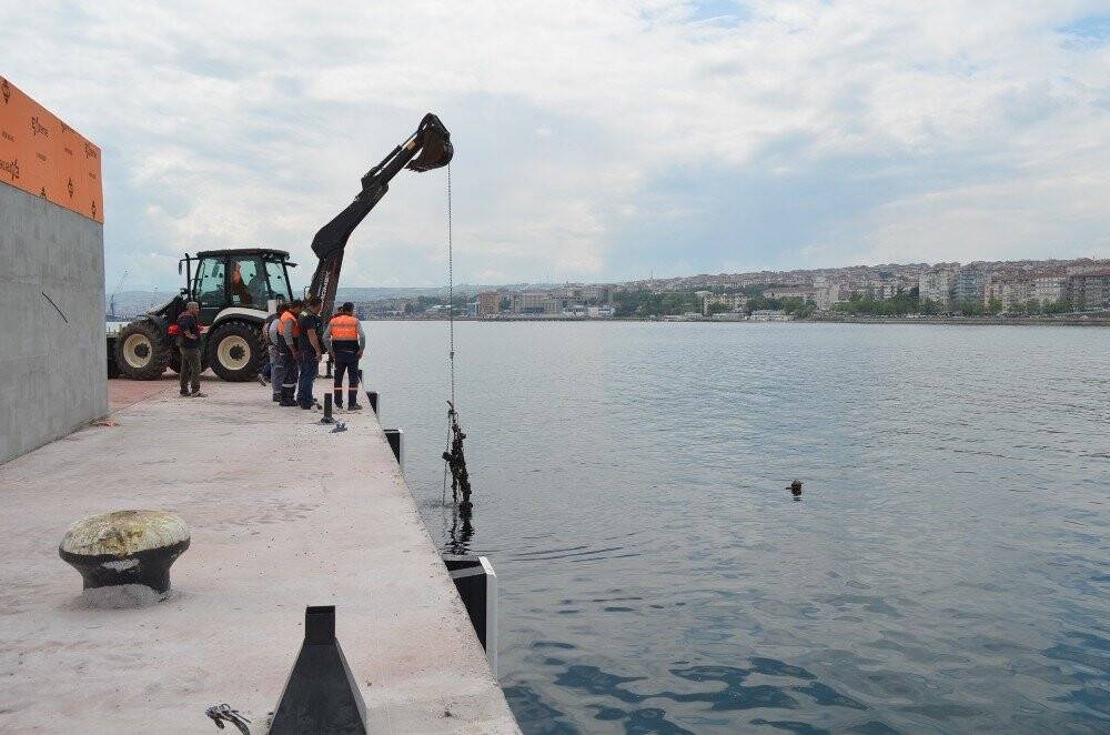 Denizden demir yığını çıktı