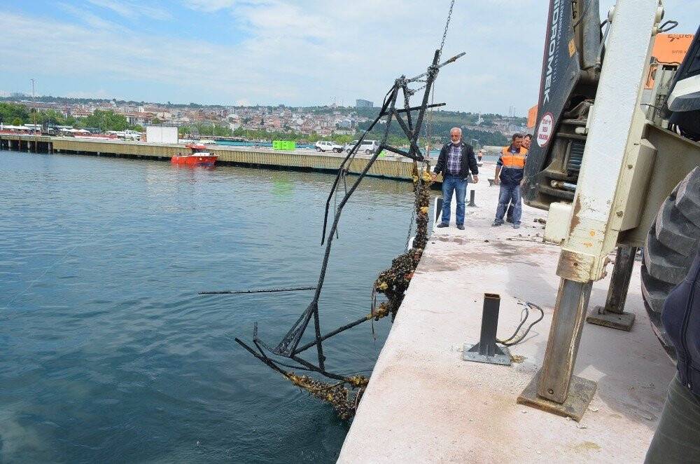 Denizden demir yığını çıktı