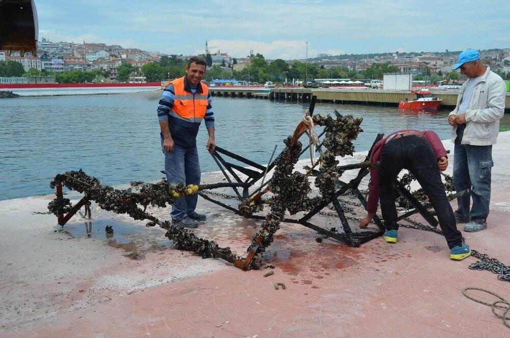 Denizden demir yığını çıktı