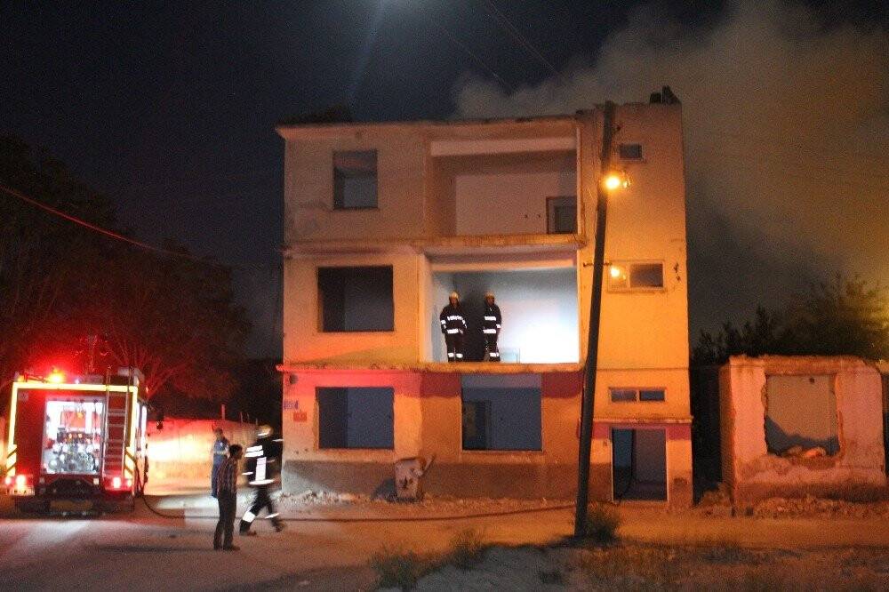 depremde hasar gören binada yangın çıktı