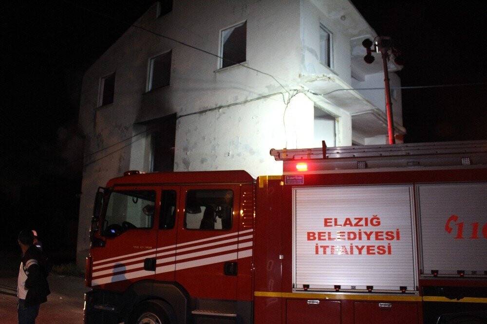 depremde hasar gören binada yangın çıktı