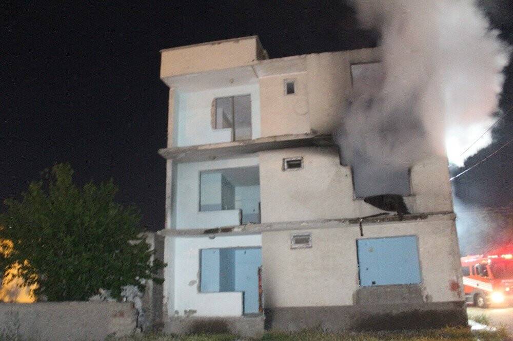 depremde hasar gören binada yangın çıktı
