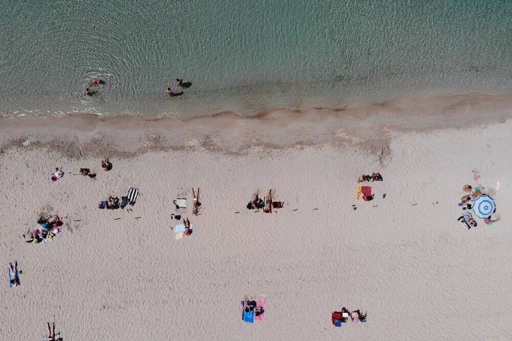 Kısıtlama kalktı, İzmir’de plajlar doldu