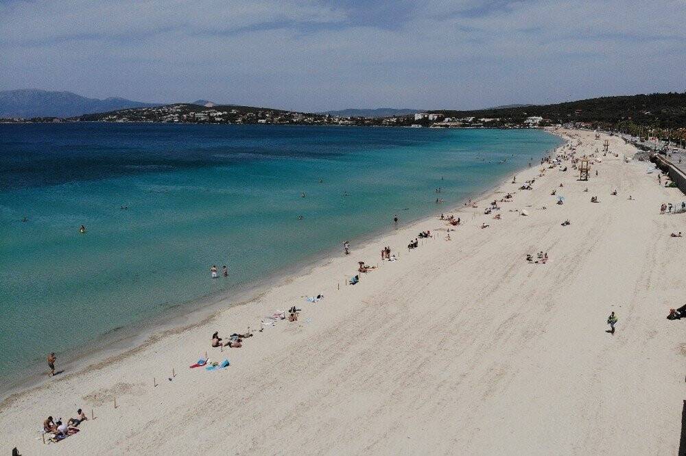 Kısıtlama kalktı, İzmir’de plajlar doldu