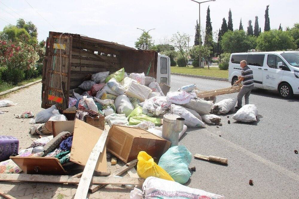 Şaftı kırılan kamyon yoldan çıktı