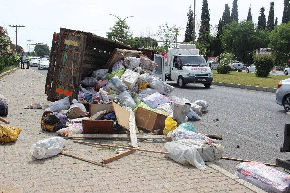 Şaftı kırılan kamyon yoldan çıktı