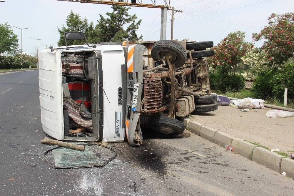 Şaftı kırılan kamyon yoldan çıktı