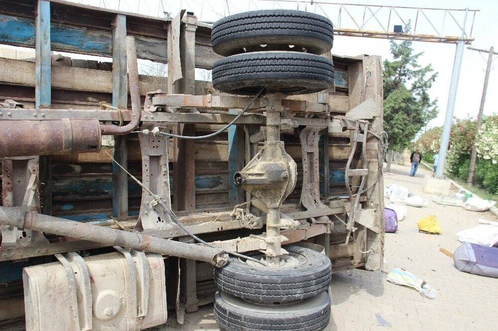 Şaftı kırılan kamyon yoldan çıktı