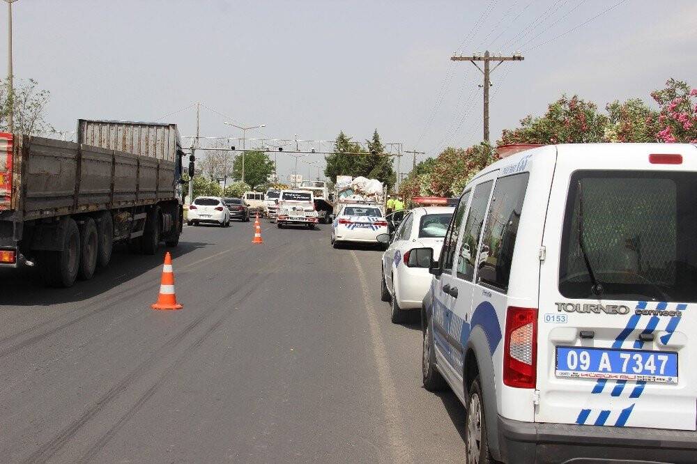 Şaftı kırılan kamyon yoldan çıktı