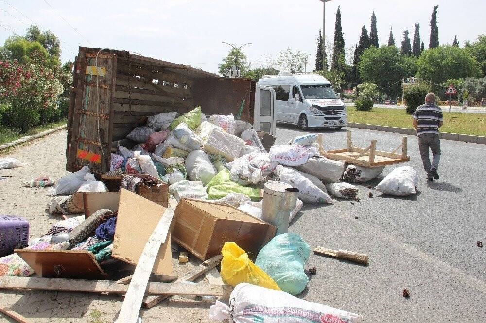 Şaftı kırılan kamyon yoldan çıktı