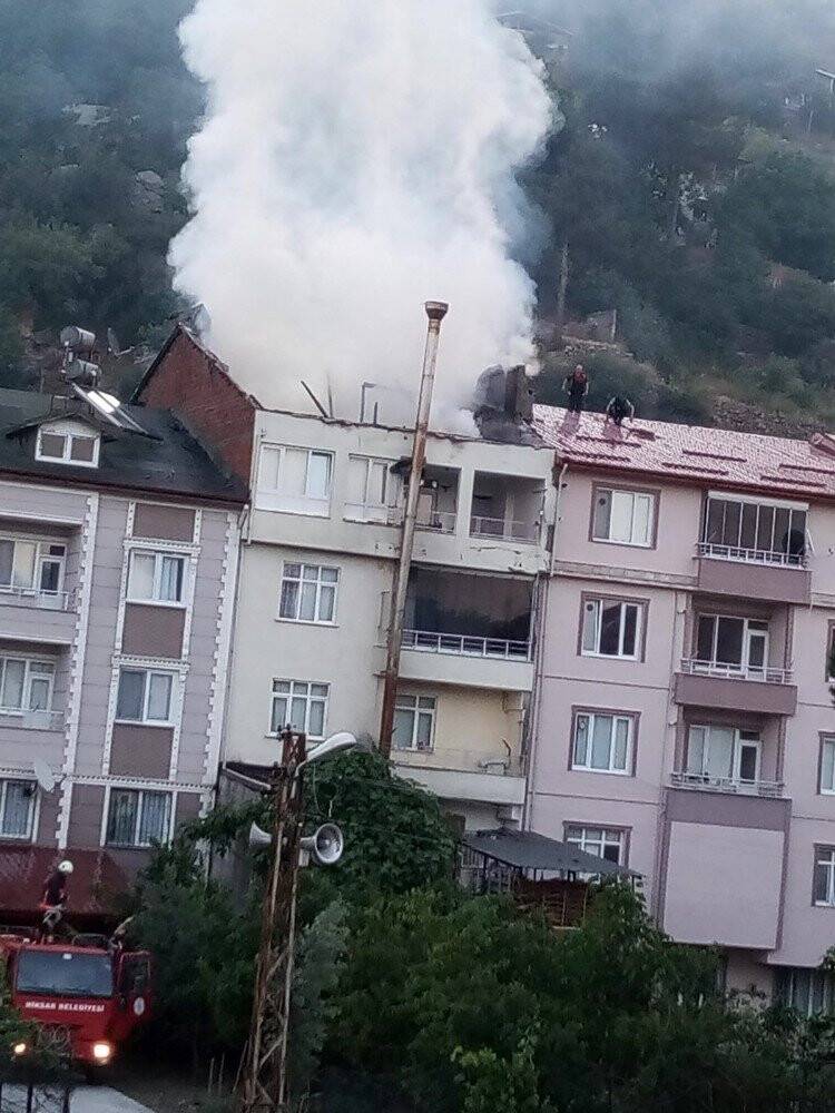 Çatı bir anda alevlere teslim oldu