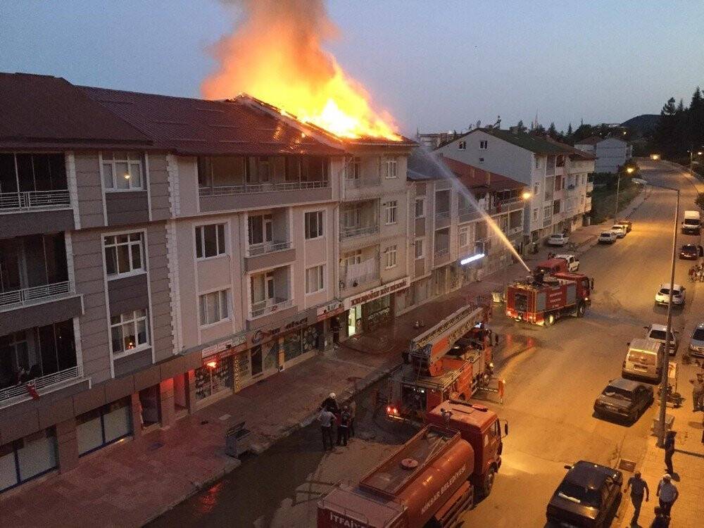 Çatı bir anda alevlere teslim oldu